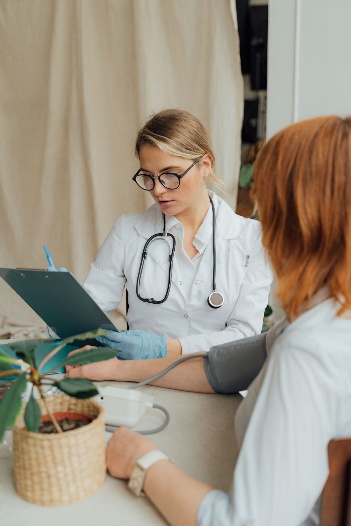 Escena ilustrativa de una consulta médica: una doctora escucha a una mujer.